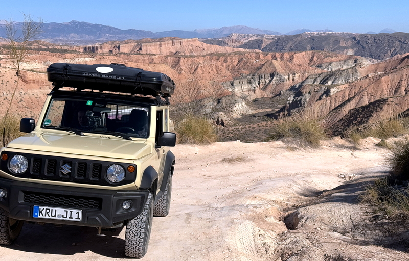 Gorafe Wüste im Süden von Spanien kann mit einem Offroadfahrzeug wie Enduro oder 4x4 Geländewagen durchfahren werden
