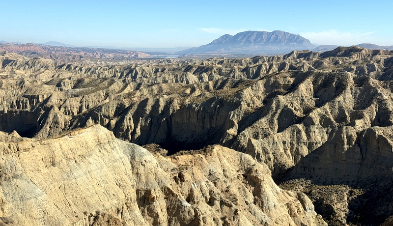 Gorafe Wüste im Süden von Spanien kann mit einem Offroadfahrzeug wie Enduro oder 4x4 Geländewagen durchfahren werden