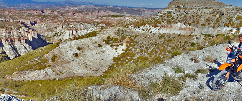 Gorafe Wüste im Süden von Spanien kann mit einem Offroadfahrzeug wie Enduro oder 4x4 Geländewagen durchfahren werden