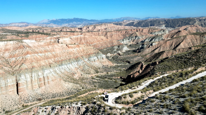 Gorafe Wüste im Süden von Spanien kann mit einem Offroadfahrzeug wie Enduro oder 4x4 Geländewagen durchfahren werden