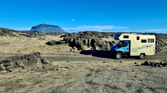 Mit dem 4x4 Truck nach Askja raus eine der schönsten Pisten in Island