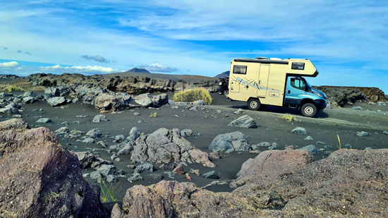 Mit dem 4x4 Truck nach Askja raus eine der schönsten Pisten in Island