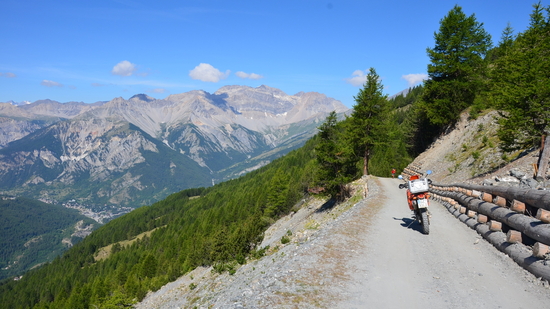 Foto zeigt Abfahrt vom Mont Jafferau mit einer Enduro